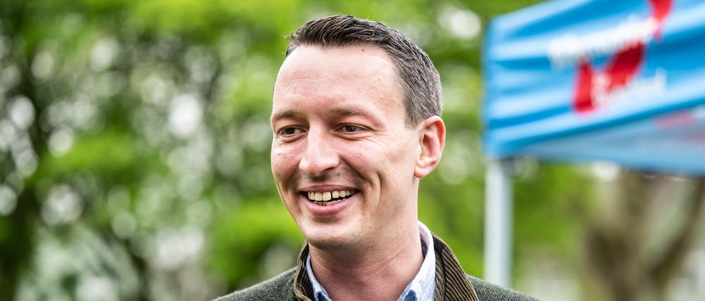 Matthias Helferich (AfD), Mitglied des Deutschen Bundestages, spricht bei einer Veranstaltung der AfD in Oberhausen (Archivbild).