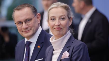 Alice Weidel und Tino Chrupalla, die Chefs der AfD, sind in der Bundespressekonferenz zu sehen.
