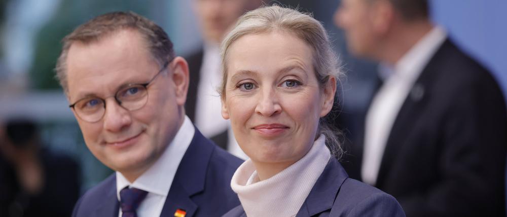 Alice Weidel und Tino Chrupalla, die Chefs der AfD, sind in der Bundespressekonferenz zu sehen.