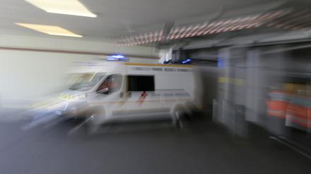 Ein Krankenwagen fährt ab. Eine junge Frau soll in Paris ihr Neugeborenes aus dem zweiten Stock eines Hotels geworfen haben.