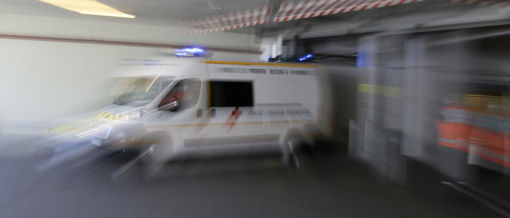 Ein Krankenwagen fährt ab. Eine junge Frau soll in Paris ihr Neugeborenes aus dem zweiten Stock eines Hotels geworfen haben.