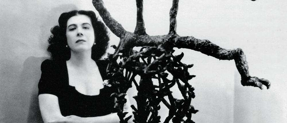 Maria Martins mit ihrer Skulptur „Ma Chanson“ (um 1944).