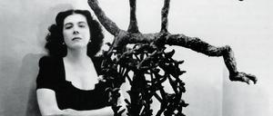 Maria Martins mit ihrer Skulptur „Ma Chanson“ (um 1944).