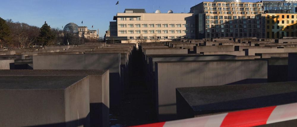  Die Bundesanwaltschaft hat die Ermittlungen zu einer Messerattacke am Holocaust-Denkmal übernommen. 