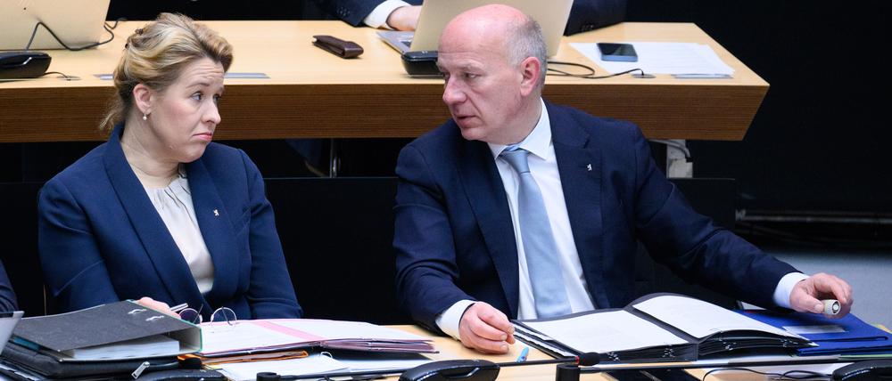 Franziska Giffey (l, SPD), Berliner Senatorin für Wirtschaft, Energie und Betriebe, und Kai Wegner (CDU), Regierender Bürgermeister von Berlin.