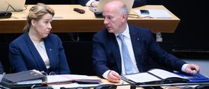 Franziska Giffey (l, SPD), Berliner Senatorin für Wirtschaft und Kai Wegner (CDU), Regierender Bürgermeister von Berlin, unterhalten sich bei der Plenarsitzung im Berliner Abgeordnetenhaus.