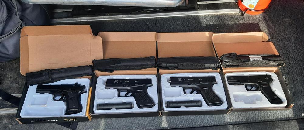 Die Jugendlichen hatten unter anderem mehrere Schreckschusswaffen samt Munition dabei (Handout)