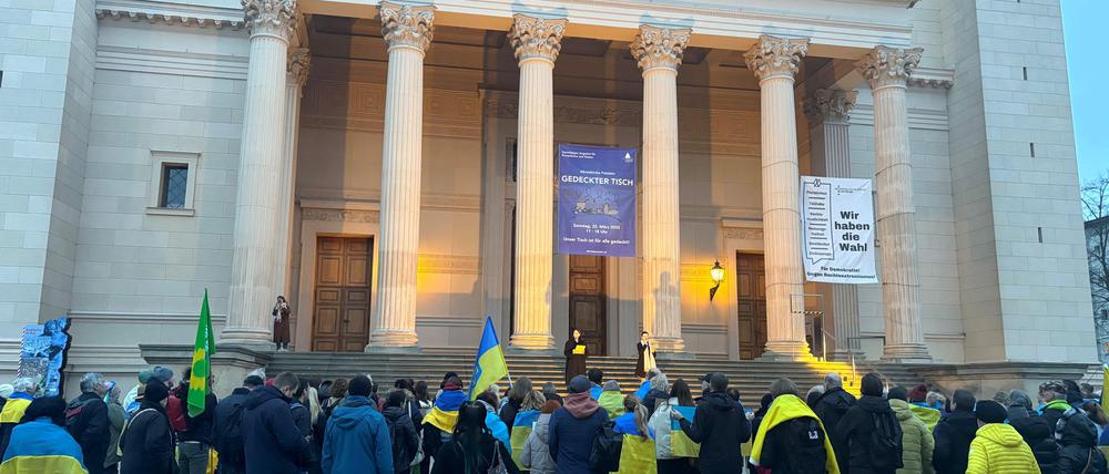 In Potsdam wird mit einer Kundgebung am dritten Jahrestag des Beginns des russischen Angriffskriegs Solidarität mit der Ukraine gezeigt.