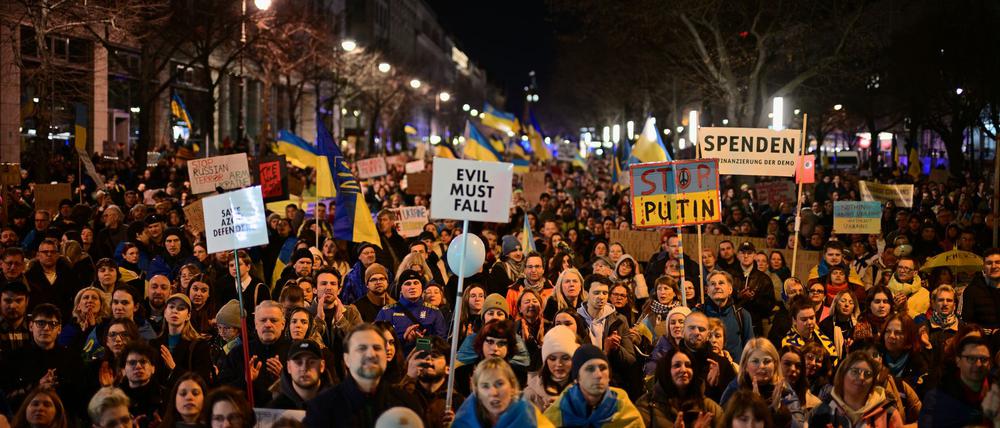 Mehr als tausend Menschen demonstrieren am Brandenburger Tor gegen den russischen Krieg. 