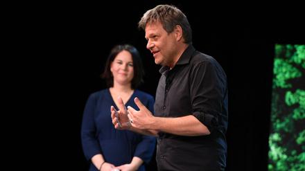 Führungsduo auf Augenhöhe. Die Co-Vorsitzenden der Grünen, Robert Habeck (r.) und Annalena Baerbock, bei der digitalen Bekanntgabe der Kanzlerinnenkandidatur am Montag in der „Malzfabrik“ in Berlin-Tempelhof.