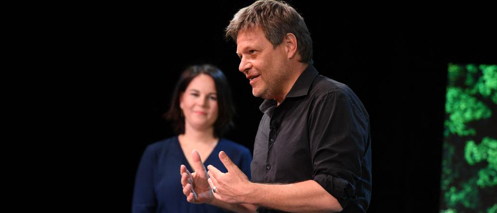 Führungsduo auf Augenhöhe. Die Co-Vorsitzenden der Grünen, Robert Habeck (r.) und Annalena Baerbock, bei der digitalen Bekanntgabe der Kanzlerinnenkandidatur am Montag in der „Malzfabrik“ in Berlin-Tempelhof.