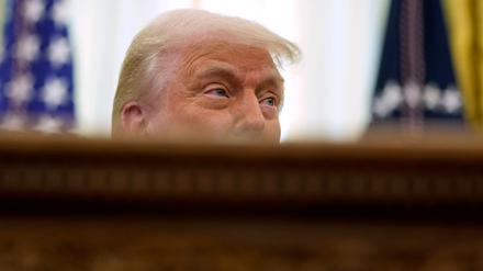 US-Präsident Donald Trump spricht zu Journalisten, nachdem er ein Dekret im Oval Office des Weißen Hauses unterzeichnet hat. (Archivbild)