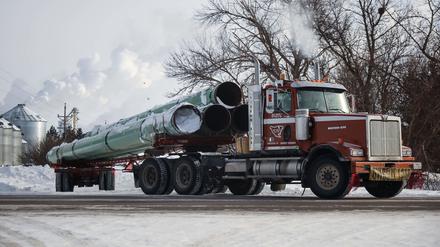 Ein Lkw transportiert Material für die Dakota-Access-Pipeline.