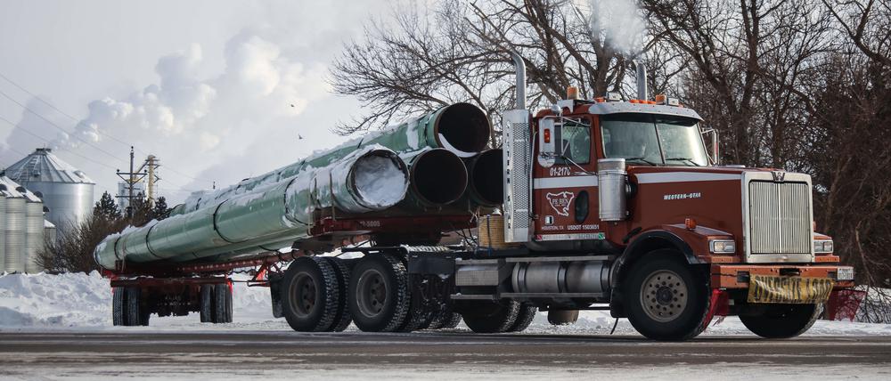 Ein LKW transportiert Material für die Dakota-Access-Pipeline (Symbolbild).