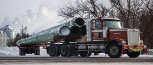 Ein LKW transportiert Material für die Dakota-Access-Pipeline (Symbolbild).