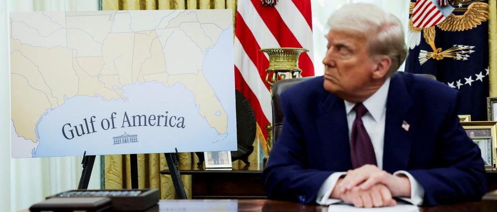 US-Präsident Donald Trump sitzt neben einer Karte, die den Golf von Mexiko zeigt, den er in Golf von Amerika umbenannt hat (Archivbild).