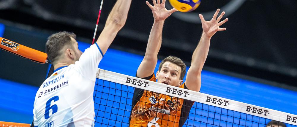 Johannes Tille (r) will mit den BR Volleys in der Champions League weiterziehen.