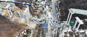 Rettungskräfte suchen nach dem Einsturz einer Brücke auf einer Schnellstraßenbaustelle in Anseong am 25. Februar 2025 nach vermissten Arbeitern.