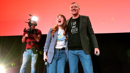 Heidi Reichinnek, Gruppenvorsitzende Die Linke im Deutschen Bundestag, und Jan van Aken, Co-Vorsitzender der Partei Die Linke, Wahlkampf Abschlussveranstaltung im Kosmos Berlin.