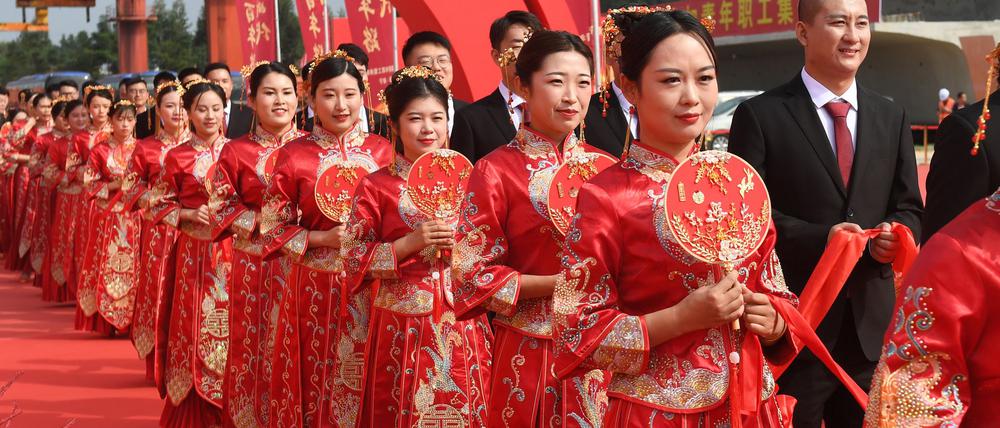In China ist die Zahl der Eheschließungen rückläufig. Ein Unternehmen wollte seine Mitarbeiter daher zu nun ihrem Glück zwingen - doch die Behörden schritten schnell ein. (Symbolbild).