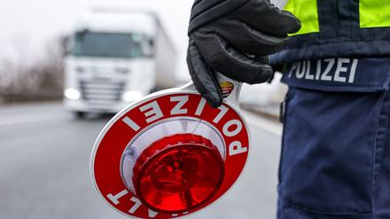 Die Polizei hat Lastwagen auf der A24 kontrolliert. (Symbolbild)