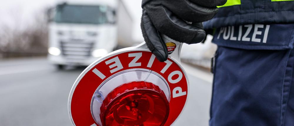 Die Polizei hat Lastwagen auf der A24 kontrolliert. (Symbolbild)