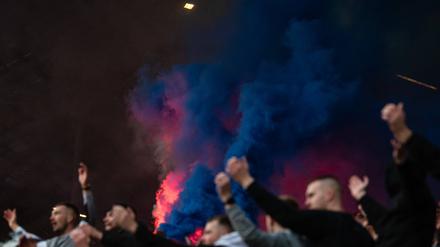 Rostock. Roter und Blauer Rauch auf der Südtribüne, Fans feiern mit den Spielern den Heimsieg.