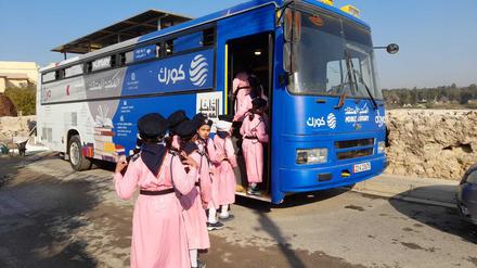 Die Mobile Bibliothek von AGYA in Mossul mit sechs freien Internetarbeitsplätzen und einem QR-Code außen, der zu AGYA führt und gerne genutzt wird.