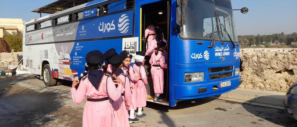 Die Mobile Bibliothek von AGYA in Mossul mit sechs freien Internetarbeitsplätzen und einem QR-Code außen, der zu AGYA führt und gerne genutzt wird.