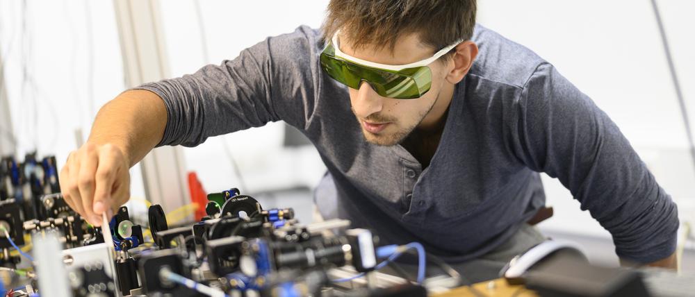 Ein Doktorand im Quantenoptiklabor. Ein TU-Neubau soll diese wichtige Zukunftstechnologie voranbringen.
