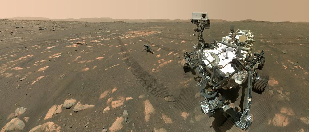 Der US-Rover „Perseverance“ (rechts) und der Mini-Hubschrauber „Ingenuity“ (mittig) erforschen den Mars.