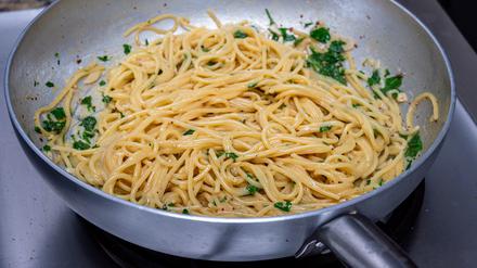 Mantecatura – wörtlich übersetzt: das "Cremig-Machen" der Pasta in der Pfanne – ist eine einfache Technik für Gerichte wie Aglio e Olio oder Cacio e Pepe. Fotos aufgenommen im Januar und Februar 2025.