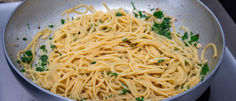 Mantecatura – wörtlich übersetzt: das "Cremig-Machen" der Pasta in der Pfanne – ist eine einfache Technik für Gerichte wie Aglio e Olio oder Cacio e Pepe. Fotos aufgenommen im Januar und Februar 2025.