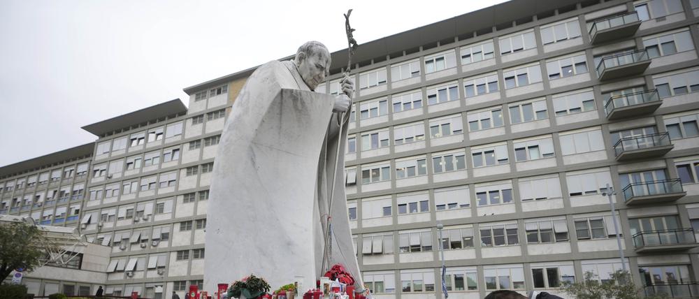 Ein vietnamesischer Pilger betet für Papst Franziskus vor der Gemelli-Klinik in Rom.