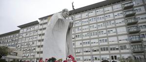 Ein vietnamesischer Pilger betet für Papst Franziskus vor der Gemelli-Klinik in Rom.