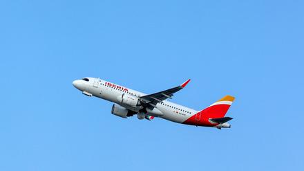 Ein Iberia-Flugzeug befindet sich in der Luft.