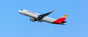 Ein Iberia-Flugzeug befindet sich in der Luft.