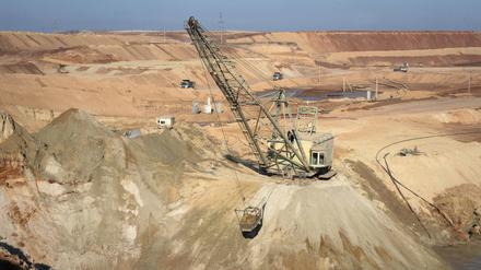 Luftaufnahme eines Ilmenit-Tagebaus in einer Schlucht in der Zentralukraine. Ilmenit ist das bedeutendste Titan-Mineral. 
