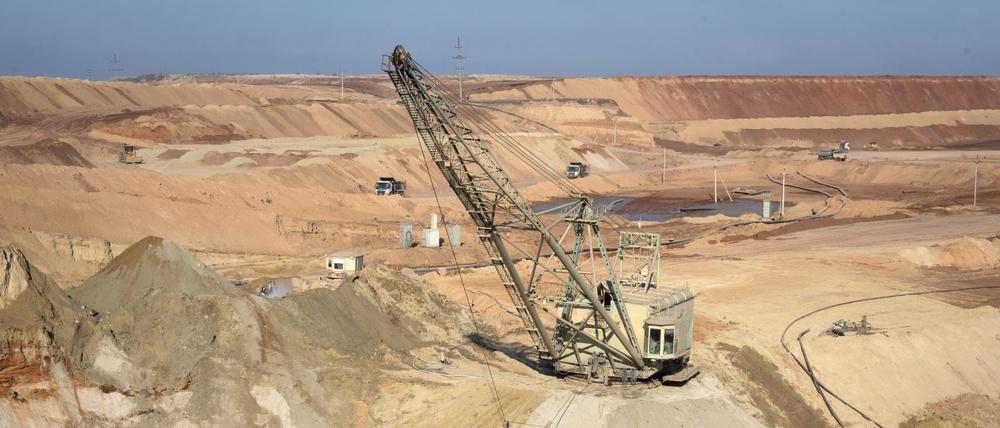 Luftaufnahme eines Ilmenit-Tagebaus in einer Schlucht in der Zentralukraine. Ilmenit ist das bedeutendste Titan-Mineral.
