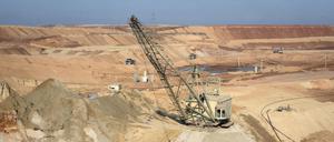 Luftaufnahme eines Ilmenit-Tagebaus in einer Schlucht in der Zentralukraine. Ilmenit ist das bedeutendste Titan-Mineral. 