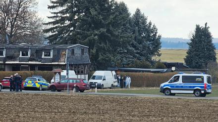 Sachsen, Neumark: Polizei arbeitet in Schönbach, einem Ortsteil von Neumark. In der Gemeinde Neumark im Vogtland sind drei Leichen gefunden worden. Zwei davon seien Kinder, teilte eine Polizeisprecherin mit.