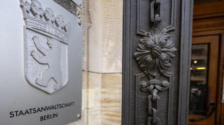 Ein Schild vor dem Eingang der Staatsanwaltschaft Berlin. (Archivbild)