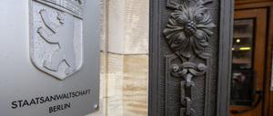 Ein Schild vor dem Eingang der Staatsanwaltschaft Berlin. (Archivbild)