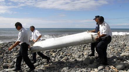 Flügelklappe eines Flugzeugs-Wrackteils von MH370 wurden am Strand von Saint-Andre de la Reunion gefunden.