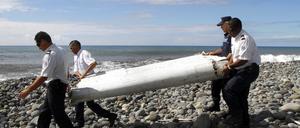 Flügelklappe eines Flugzeugs-Wrackteils von MH370 wurden am Strand von Saint-Andre de la Reunion gefunden.
