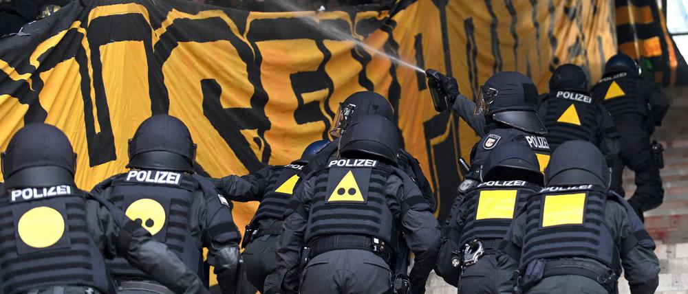 Die Polizei betritt den Pufferblock im Ostseestadion.
