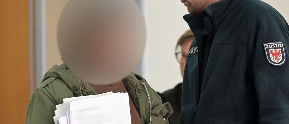 Die Angeklagte steht wegen mutmaßlichen Totschlages vor dem Landgericht. (Archivbild)