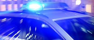 Ein Streifenwagen der Polizei steht mit eingeschaltetem Blaulicht auf der Straße.  (Symbolbild)