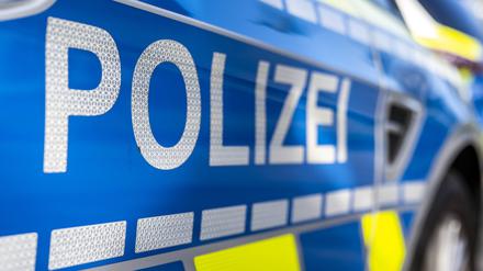 An der Tür von einem Streifenwagen steht der Schriftzug «Polizei». 