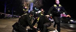 Nach dem Angriff am Holocaust-Mahnmal wird ein Verdächtiger von Polizisten festgehalten. 